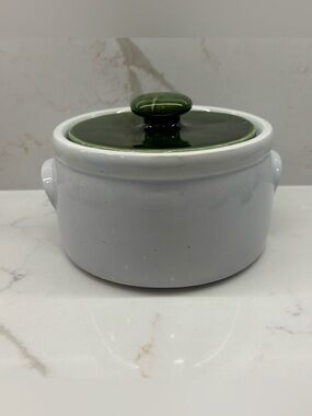 Vtg McCoy Pottery USA 2 Quart Round Casserole 1421 White w Tab Handles Green Lid